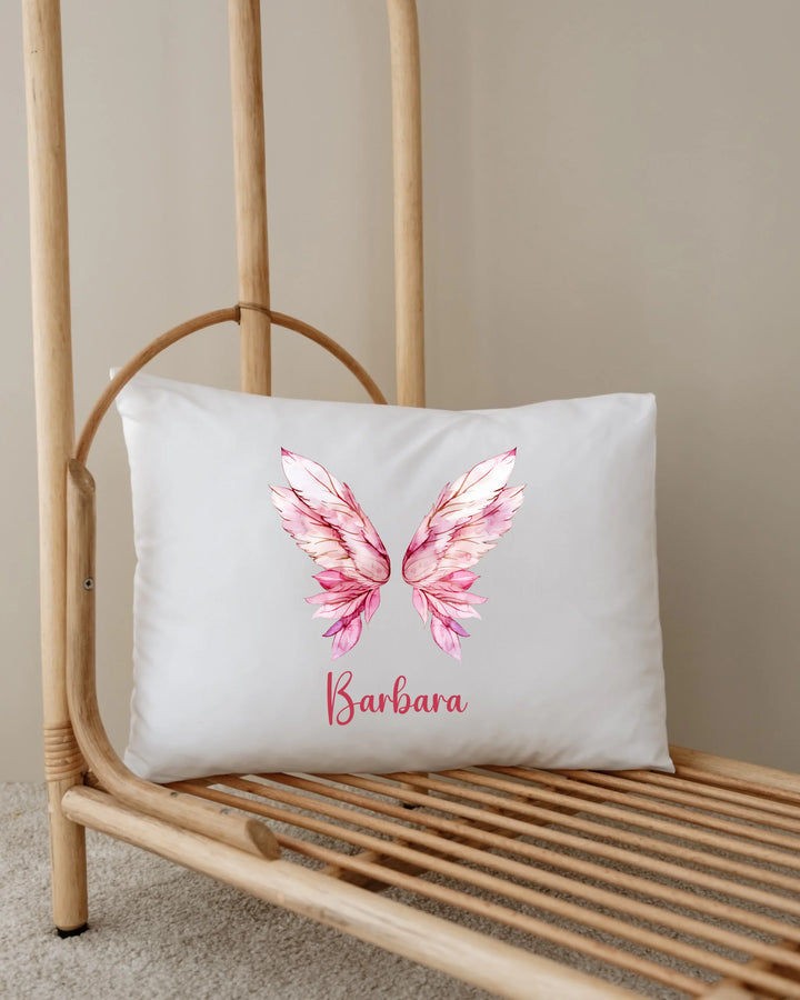 Gepersonaliseerde kussen met roze vleugels en de naam Barbara, perfect voor een newborn babyset.