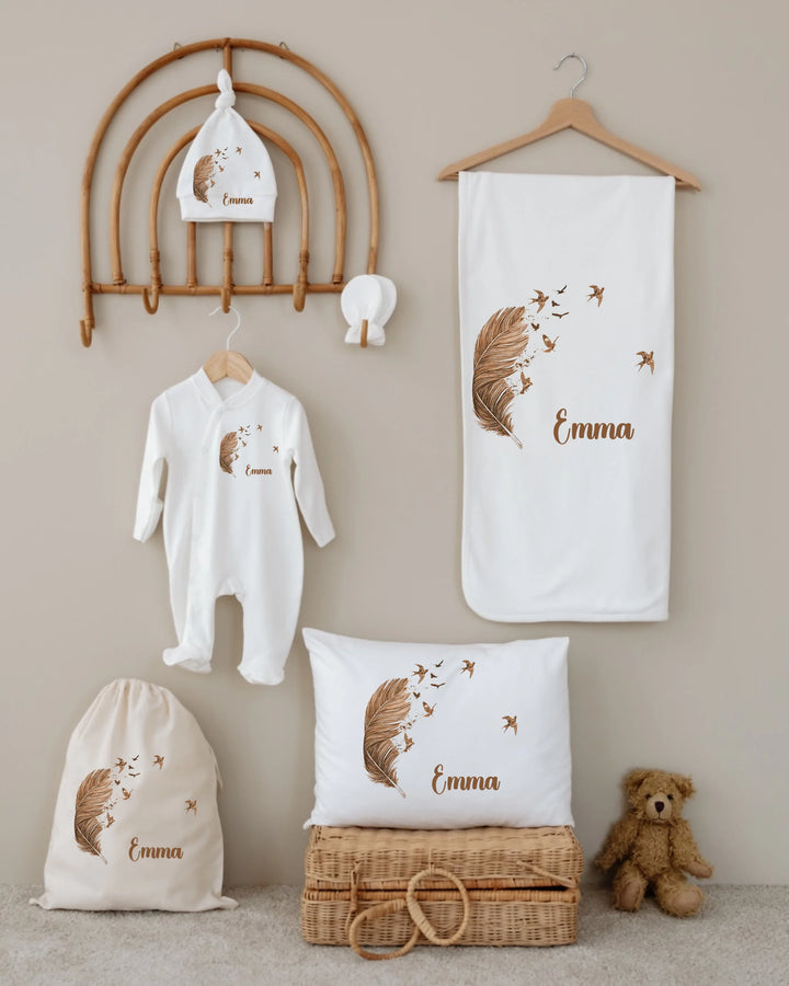 Gepersonaliseerde 6-delige newborn cadeauset van Veer & Vogels met naam Emma in een serene babykamer.