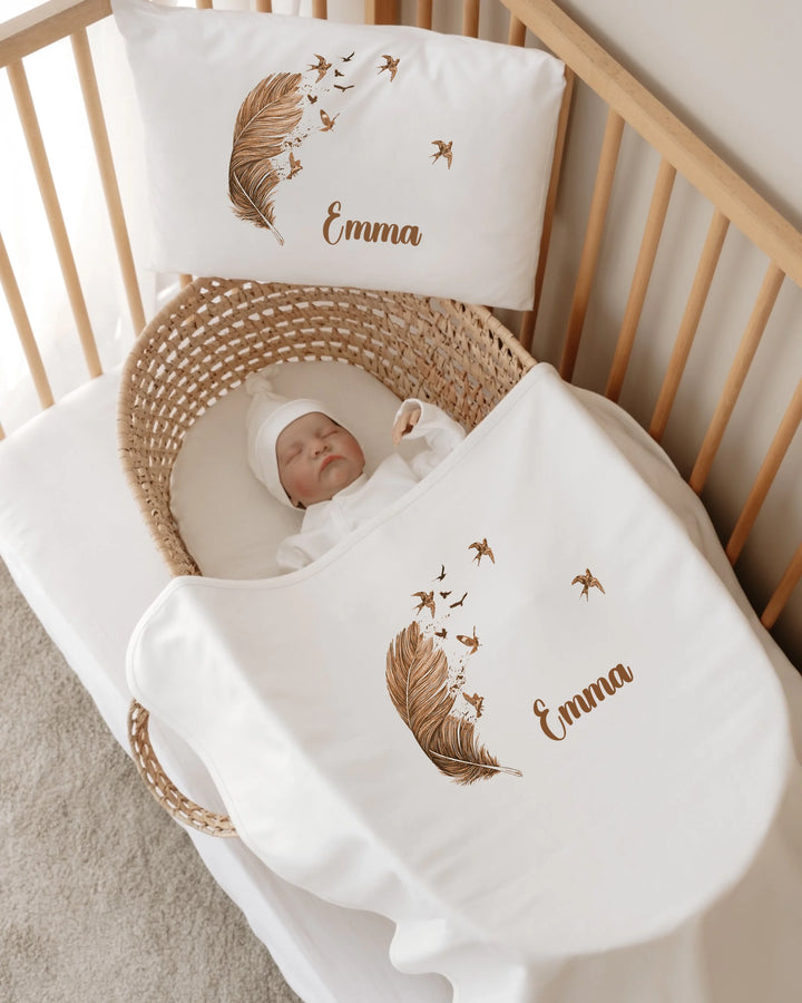 Gepersonaliseerde 6-delige Newborn set met naam 'Emma', bruin veer- en vogelmotief, perfect voor baby's.