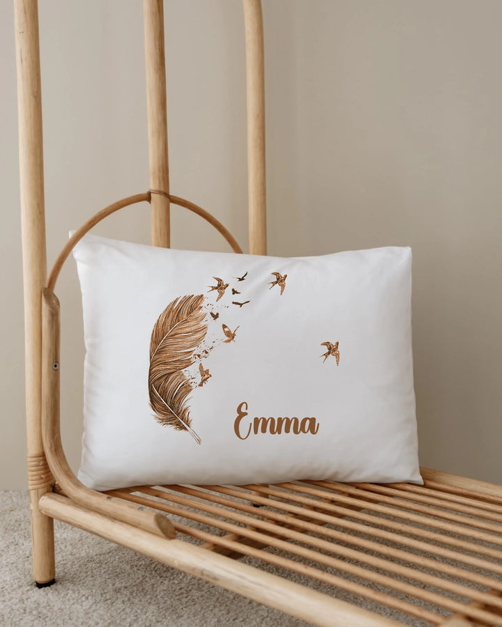 Gepersonaliseerd kussen met gouden veer en naam 'Emma', perfect voor newborn babyset van Veer & Vogels.