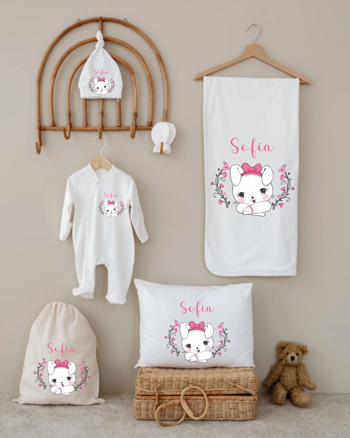 Gepersonaliseerde 6-delige newborn cadeauset met konijntje en naam Sofia voor baby meisjes.