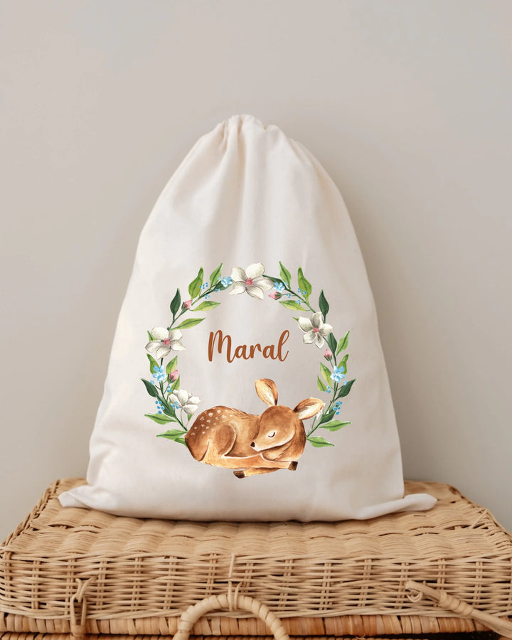 Gepersonaliseerde tas met slapend hertje en bloemenkrans, ideaal voor newborn cadeaus.