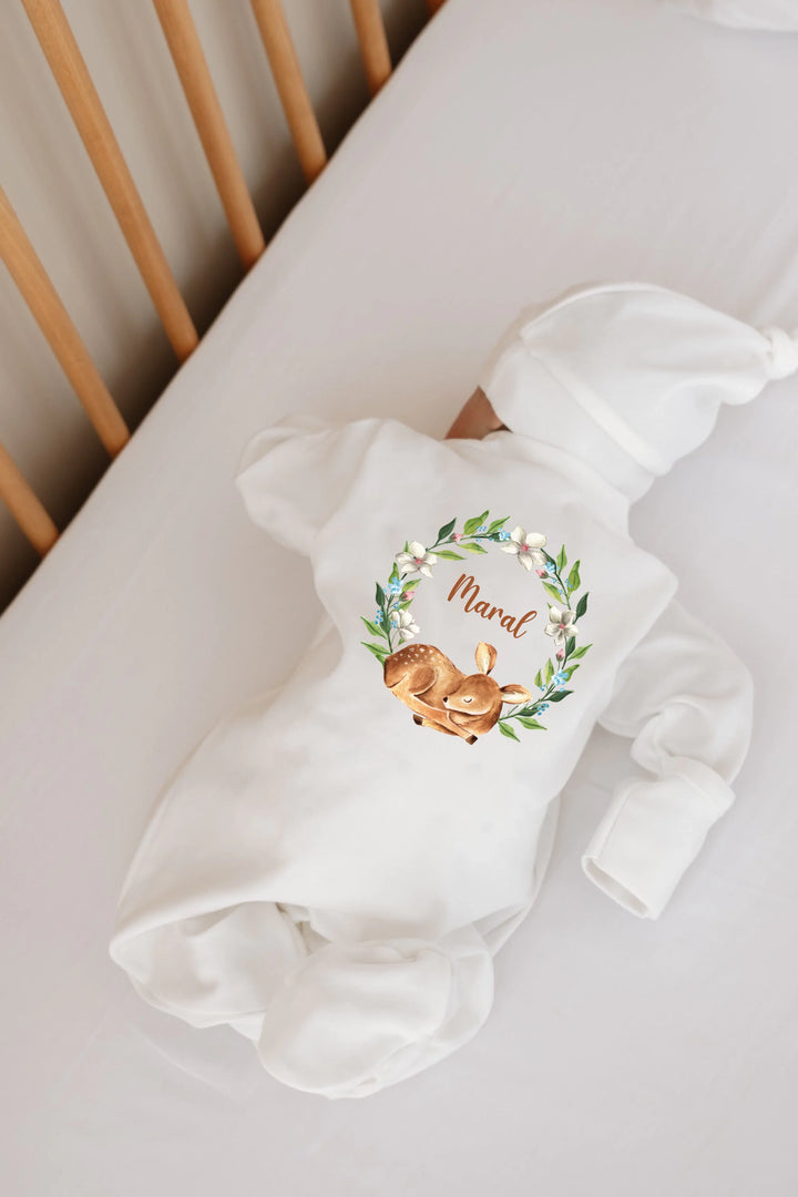 Gepersonaliseerd newborn geboortepakje met hertje en bloemenkrans, perfect cadeau voor 0-3 maanden.