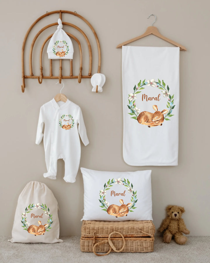 Gepersonaliseerde babyset met hert in bloemenkrans, inclusief romper, kussen, dekentje en tas, voor newborns.