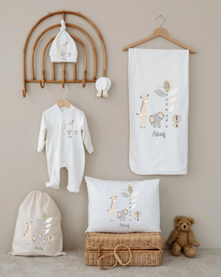Gepersonaliseerde 6-delige newborn set met giraffe en leeuw, neutrale kleuren voor pasgeborenen, perfect voor minimalistische babykamers.