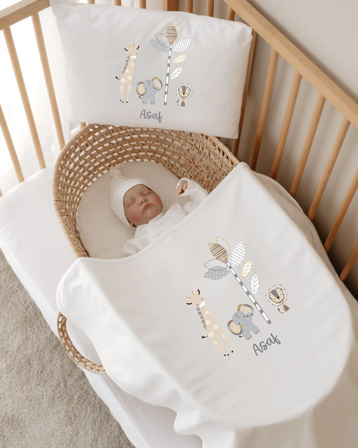 Gepersonaliseerde Safari Dieren newbornset met naam voor pasgeborenen in neutrale kleuren.