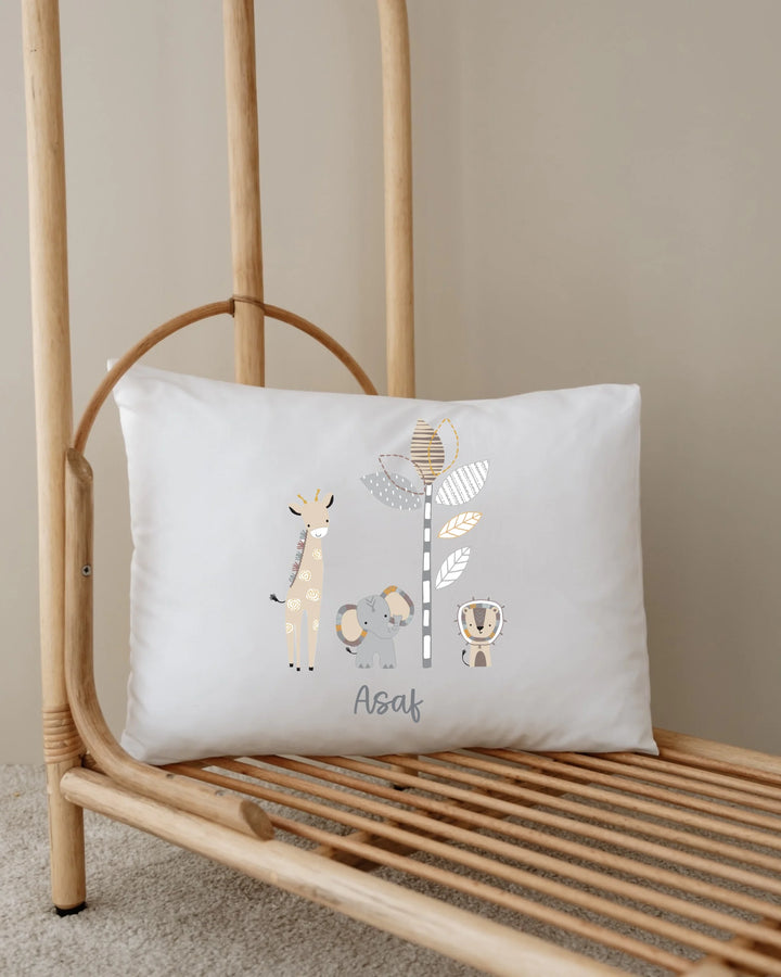 Gepersonaliseerd kussen met safari dieren en naam Asaf, ideaal voor een newborn kamer decoratie.