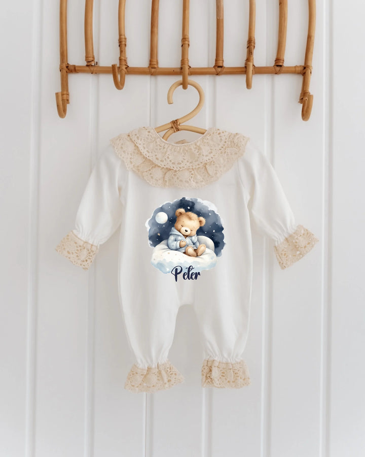Teddybeer babypakje met naam, dromerig ontwerp onder sterrenhemel, perfect voor newborn fotoshoots.