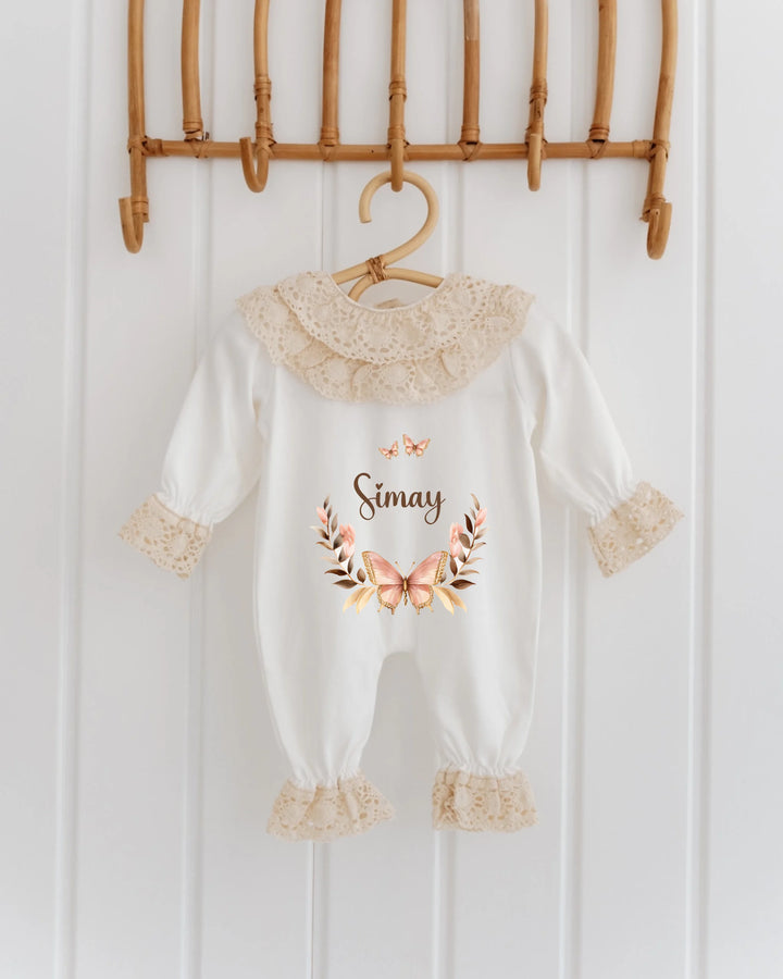 Persoonlijk kanten babypakje met vlinderkrans en naam Simay, perfect voor speciale gelegenheden.