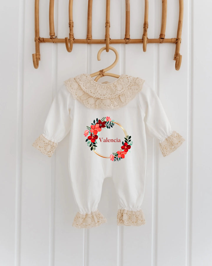 Kanten babypakje met bloemenkrans en naam Valencia, perfect voor baby's eerste fotoshoot.
