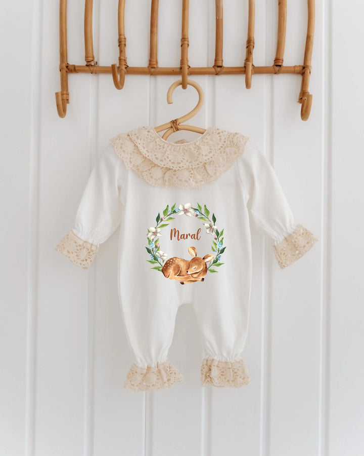 Gepersonaliseerd kanten babypakje met hertje en bloemenkrans, ideaal als kraamcadeau voor meisjes.