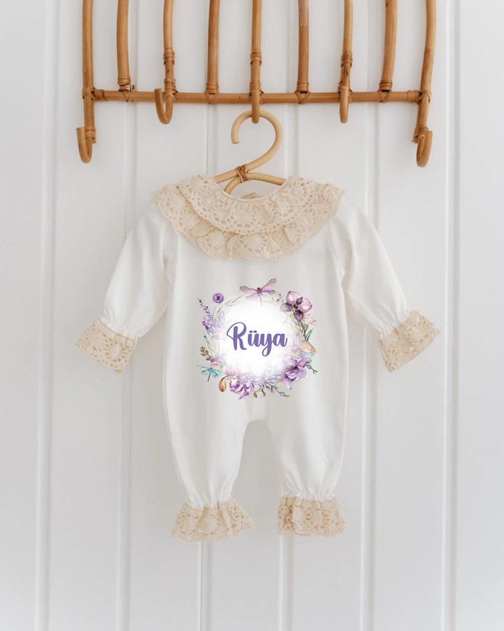 Gepersonaliseerd kanten babypakje met bloemen en naam 'Ruiya', ideaal voor babyfotoshoot of als kraamcadeau.