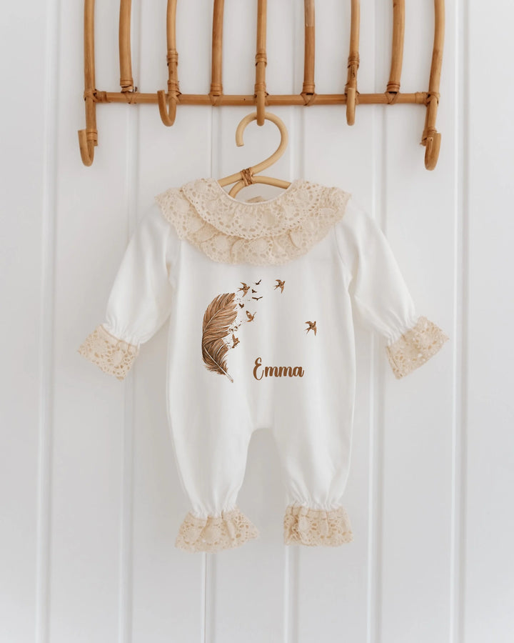 Veer & Vogels Kanten Babypakje met Naam 'Emma', schattig en romantisch met veren- en vogelmotief.