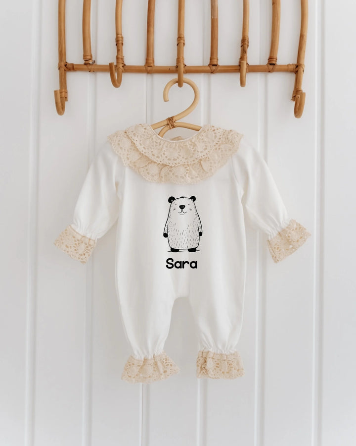 Minimalistisch kanten babypakje met panda en naam 'Sara', perfect voor unisex kraamcadeau of geboortepakje.