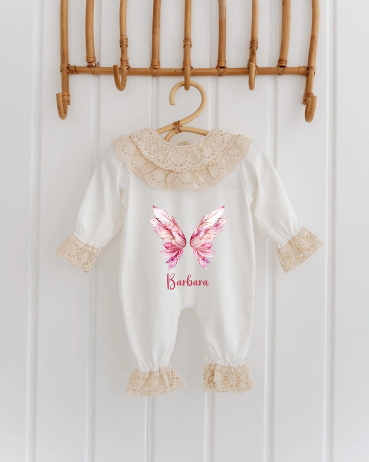 Gepersonaliseerd kanten babypakje met roze vleugels en naam 'Barbara', perfect als geboortepakje.