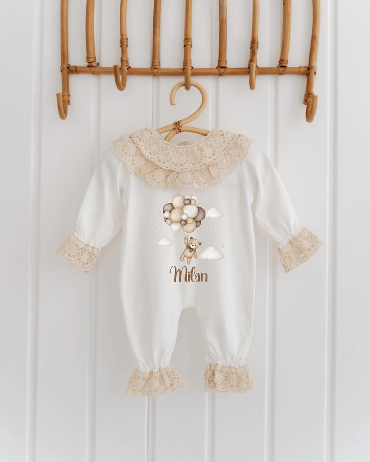 Ballonbeer newborn babypakje met naam 'Milan', schattig beertje met ballon, beige kant, comfortabele set