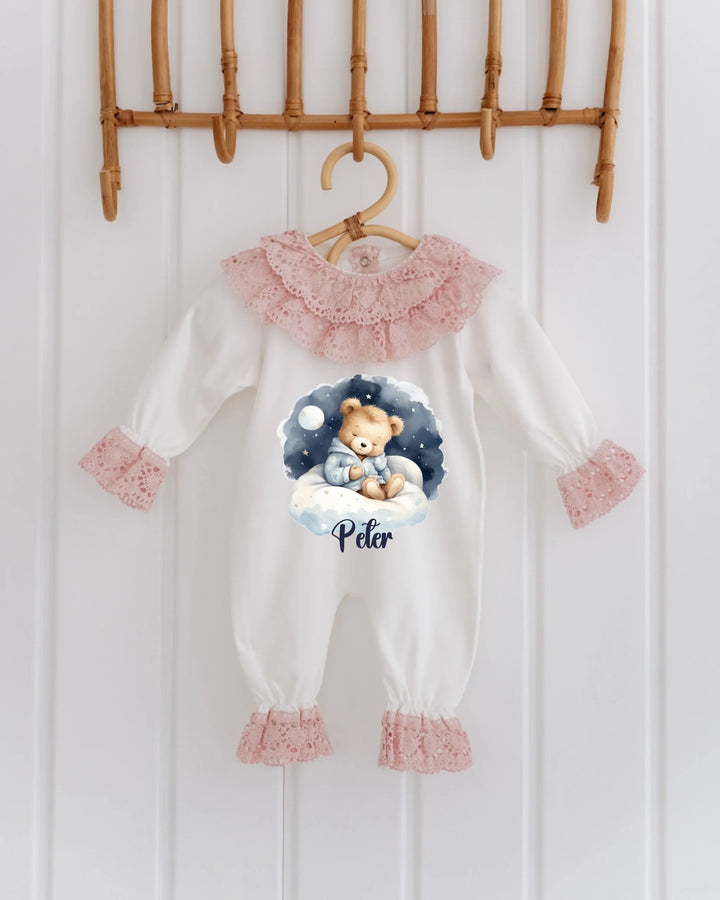 Teddybeer jumpsuit with pink ruffles customized with the name Peter, designed for newborns and photoshoots.