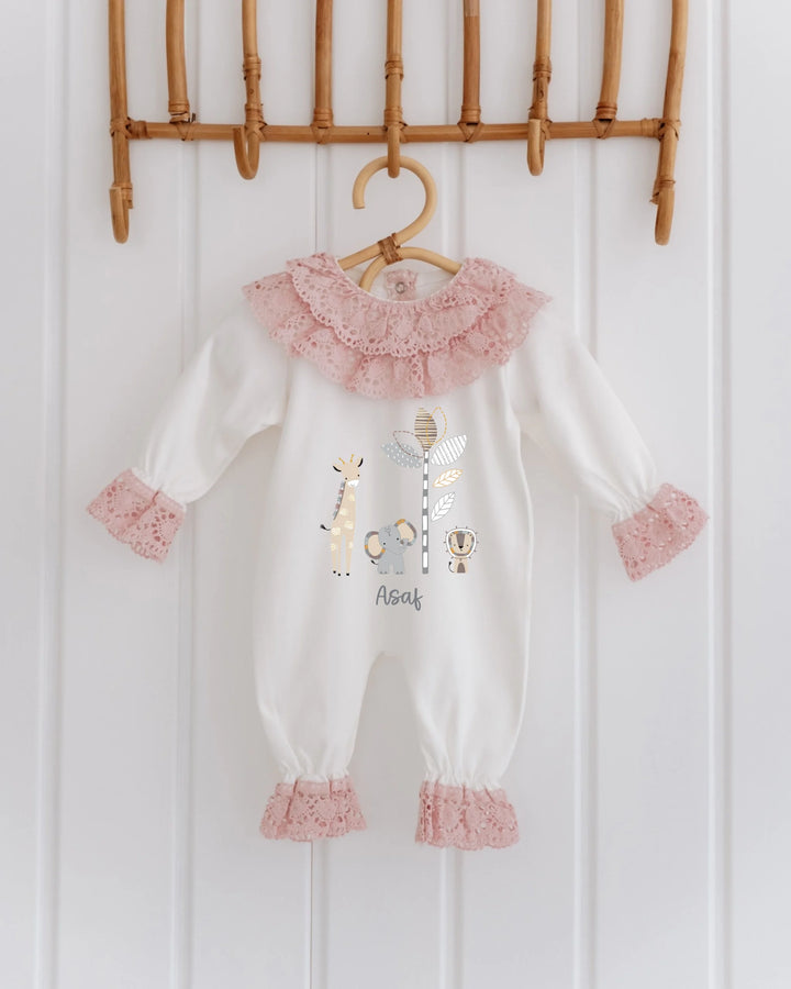Kanten babypakje met safari dieren, lieve giraffe en naam, ideaal voor newborns in natuurlijke tinten.