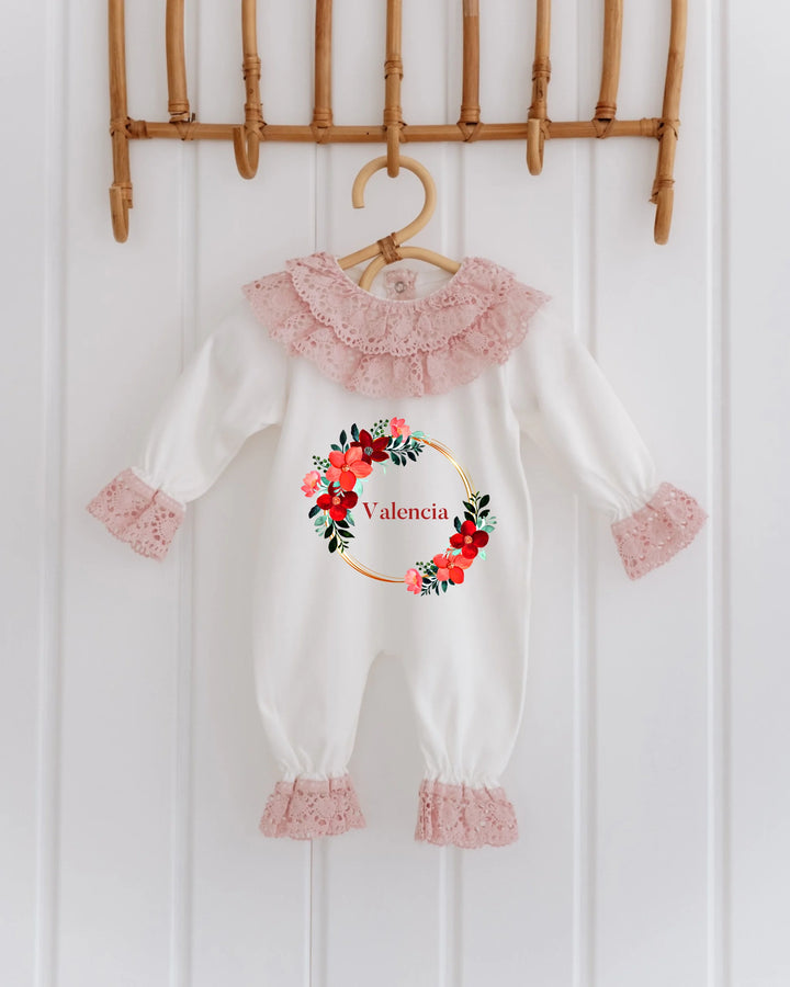 Bloemige lijsten - Gepersonaliseerd kanten babypakje met naam 'Valencia', ideaal voor meisjes en fotoshoots.