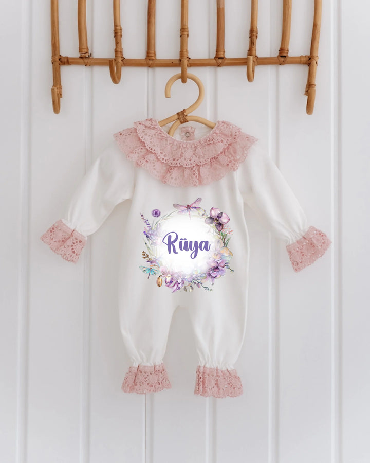Gepersonaliseerd kanten babypakje met bloemen en naam, perfect voor babyfotoshoots en als kraamcadeau.