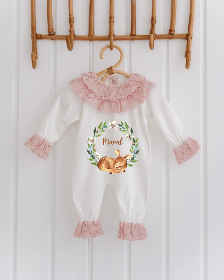 Bloemenkrans Hertje babypakje met naam, schattige hertjesdesign en kanten details voor meisjes.