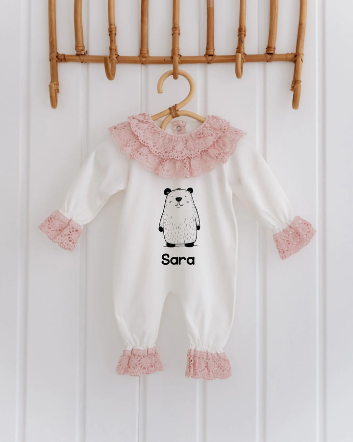 Minimalistisch babypakje met berenprint en naam Sara, ideaal als geboortepakje in Scandinavische stijl.