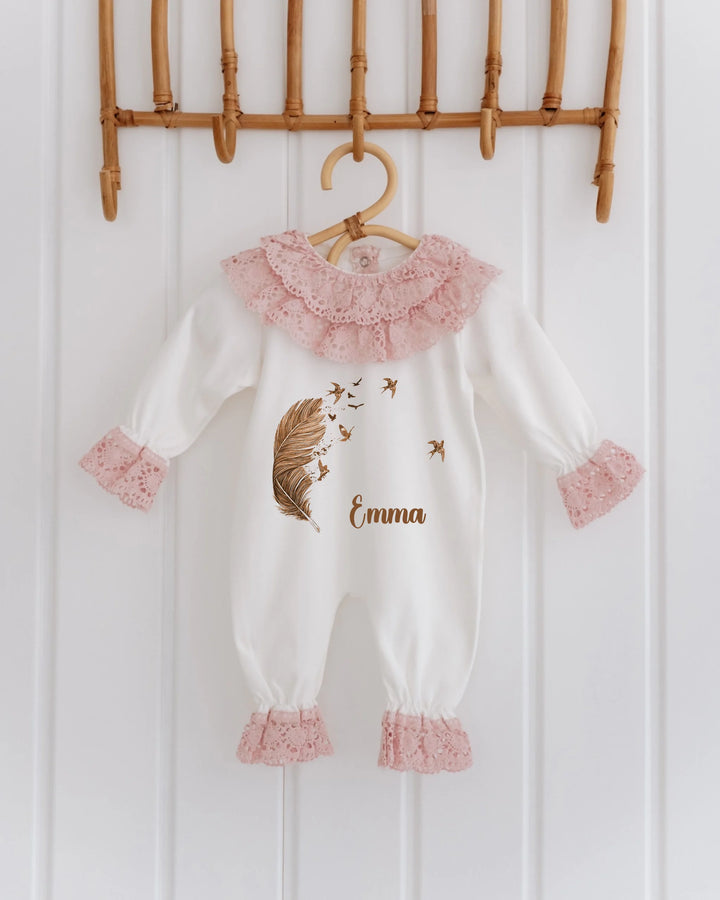 Veer & Vogels gepersonaliseerd kanten babypakje met naam 'Emma' en verenmotief in zachte tinten.