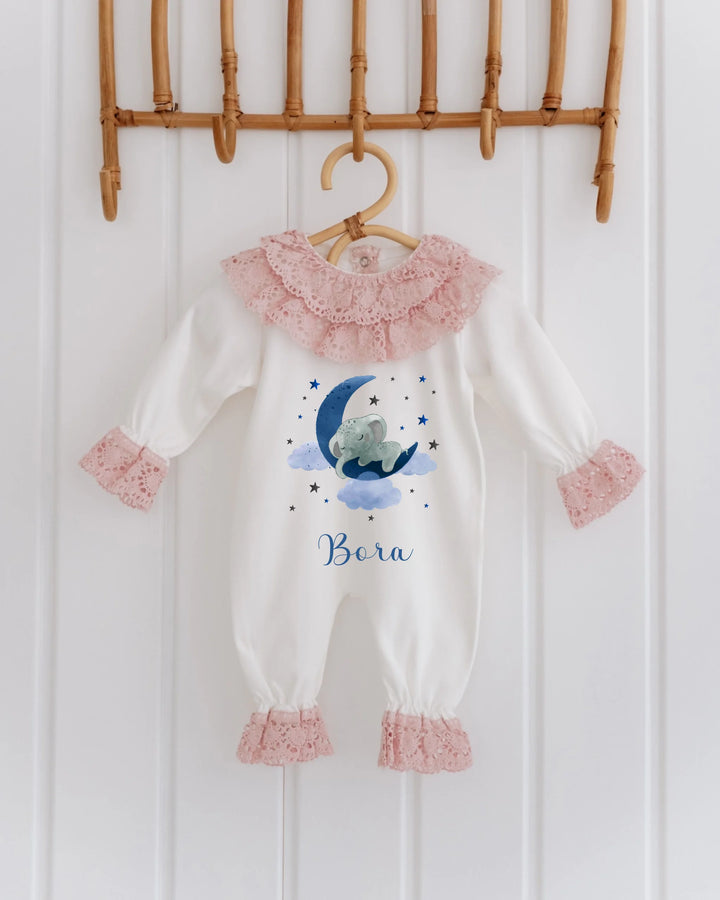 Gepersonaliseerd babypakje met blauwe olifant en maan, roze kanten details, schattig voor jongens.