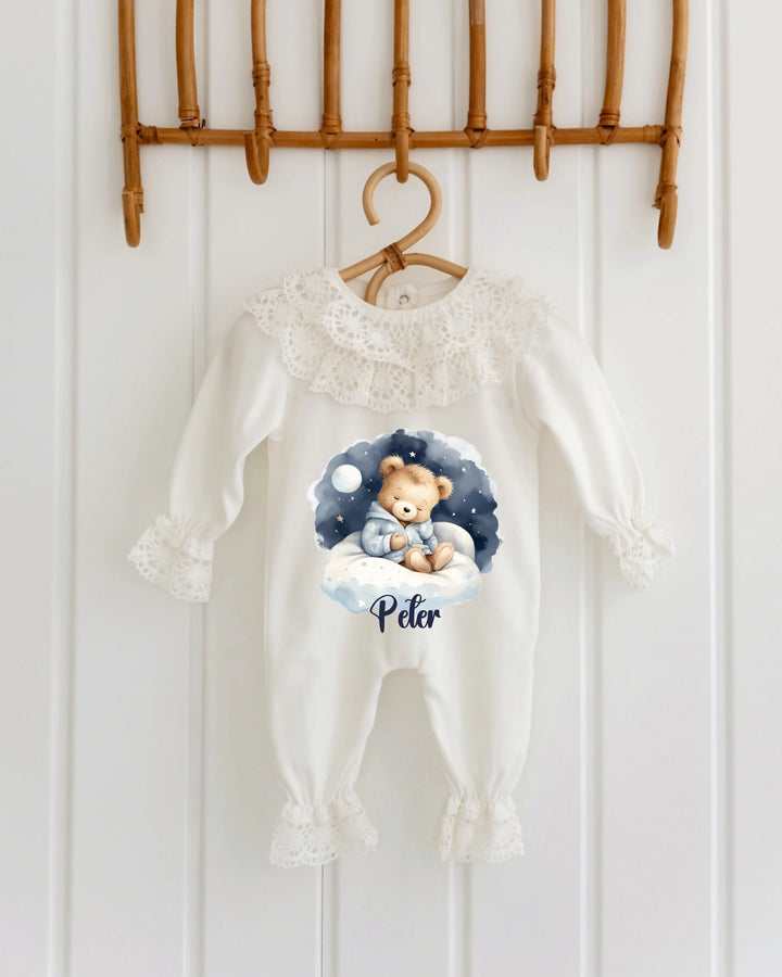 Teddybeer babypakje met naam 'Peter', met schattige teddybeer op een wolk onder sterrenhemel.