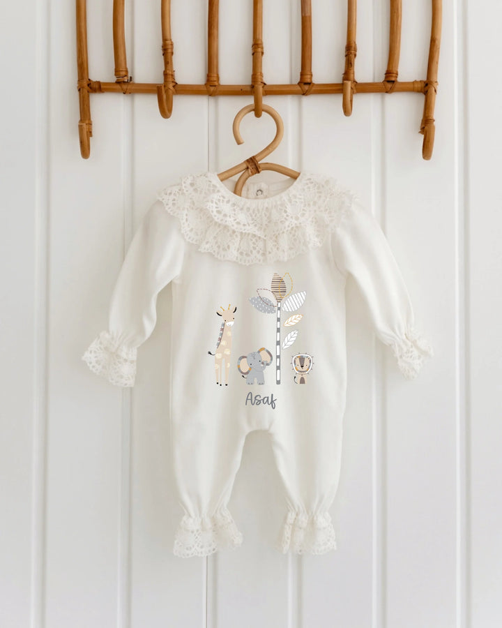 Kanten babypakje met safari dieren en naam, perfect voor newborns in neutrale kleuren.