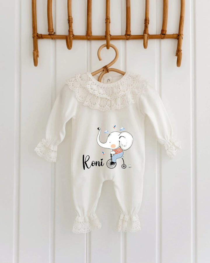 Olifant design babypakje met naam 'Roni', kanten details, schattig en comfortabel, perfect voor de eerste dagen.