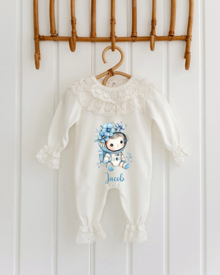 Gepersonaliseerd kanten babypakje voor jongens met astronaut ontwerp en naam Jacob, ideaal als geboortepakje.