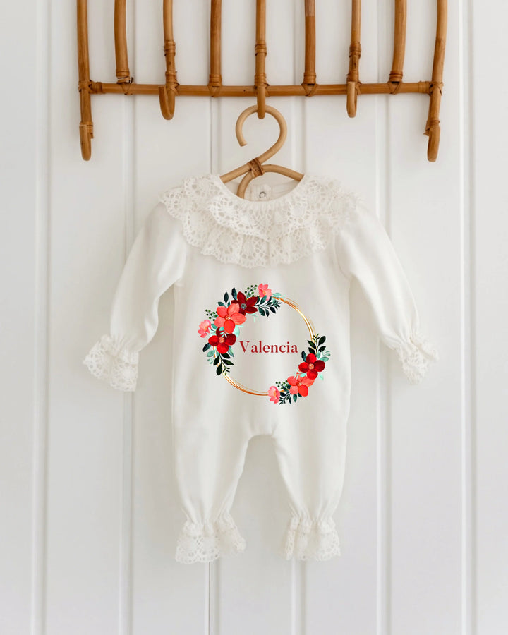 Gepersonaliseerd kanten babypakje met bloemenkrans en naam voor meisjes, ideaal voor fotoshoots.