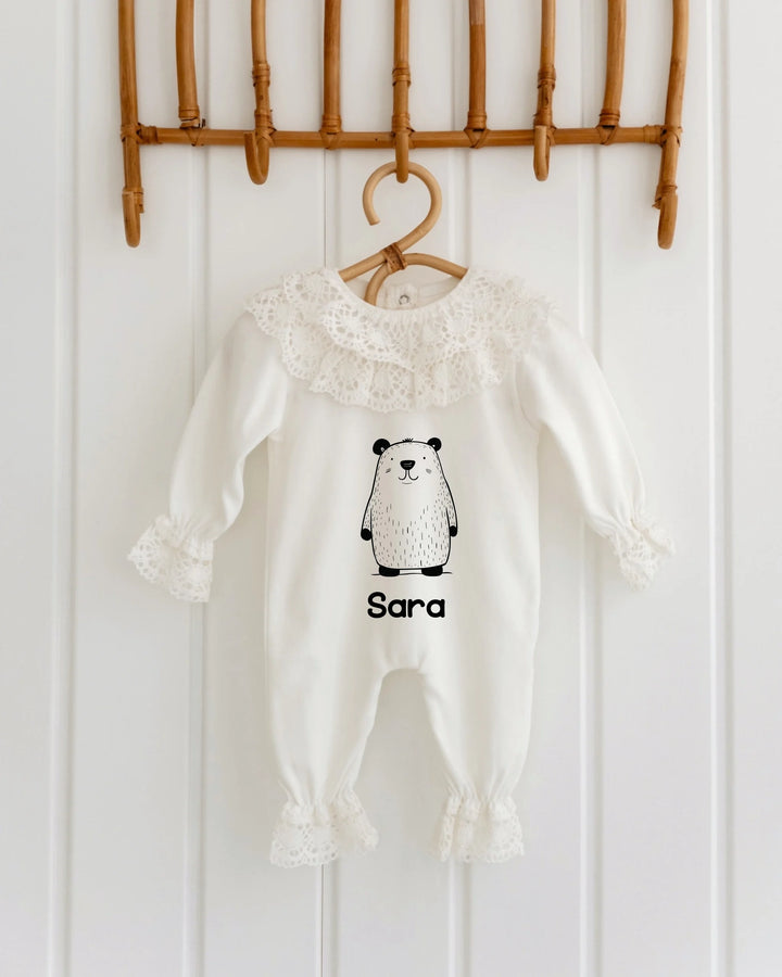 Minimalistisch kanten babypakje met naam Sara en schattige beer print, perfect als geboortepakje.
