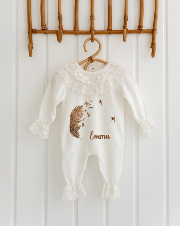 Veer & Vogels kanten babypakje met naam 'Emma', veren- en vogelmotief, ideaal voor baby's.