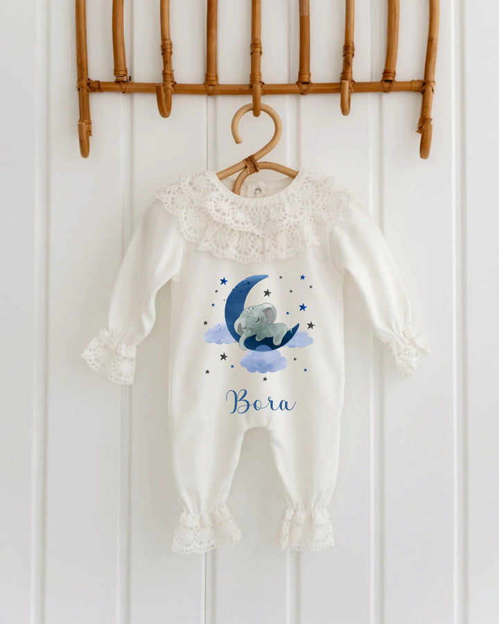 Gepersonaliseerd kanten babypakje met blauwe olifant en maan, ideaal als geboortecadeau.