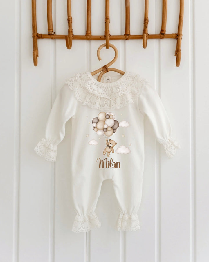 Ballonbeer baby outfit with name 'Milan', featuring teddy bear and balloon design on a soft beige romper.