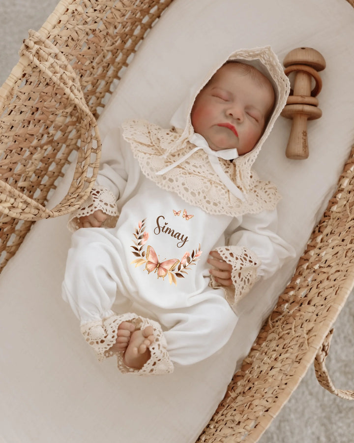 Gepersonaliseerd kanten babypakje met vlinderkrans voor meisjes, comfortabel en stijlvol voor speciale gelegenheden.