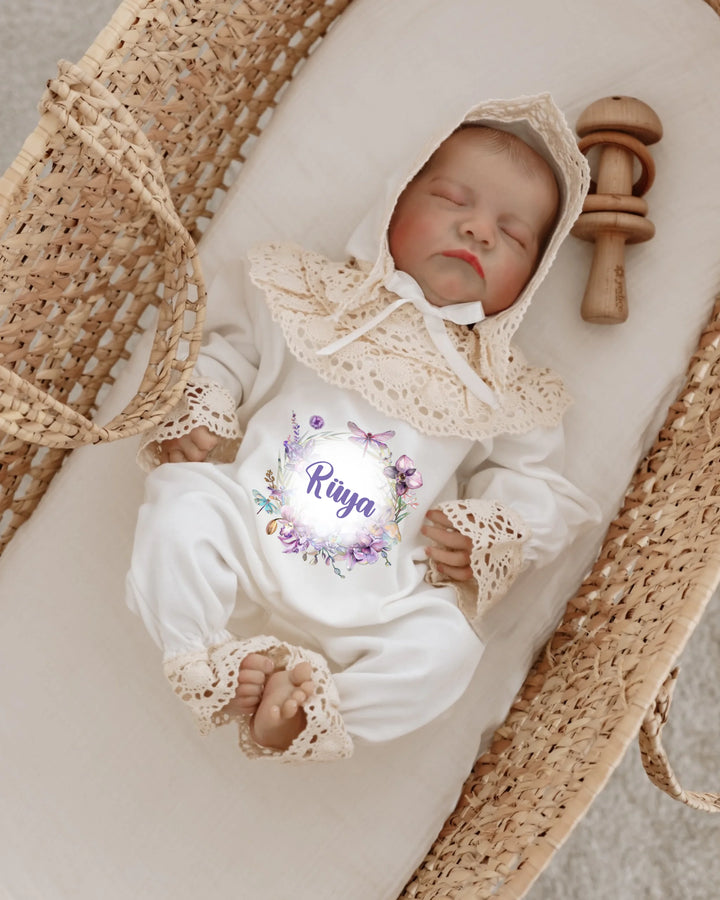Gepersonaliseerd kanten babypakje met bloemen en naam, perfect voor baby's eerste fotoshoot.