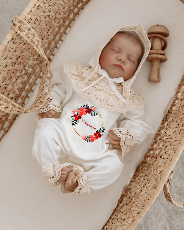 Gepersonaliseerd kanten babypakje met naam en bloemenkrans, perfect voor een schattige babyfotoshoot.