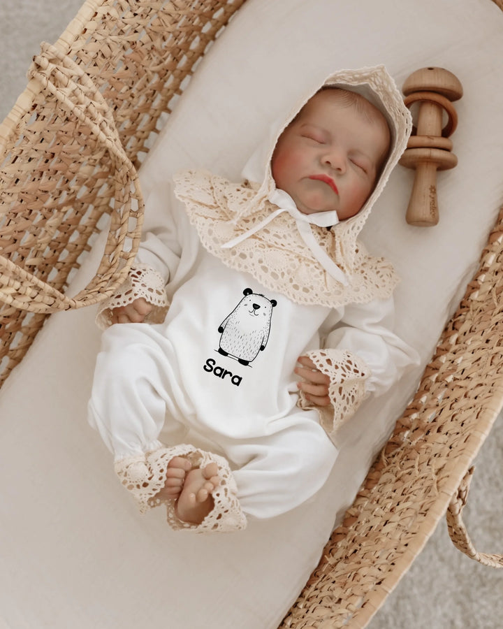 Minimalistisch kanten babypakje met dierenprint en naam 'Sara', ideaal als geboortepakje.
