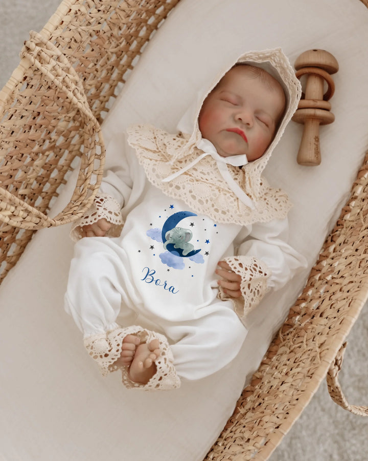 Blauw en roze olifant babypakje met naam, schattige illustratie, kanten details, perfect kraamcadeau.
