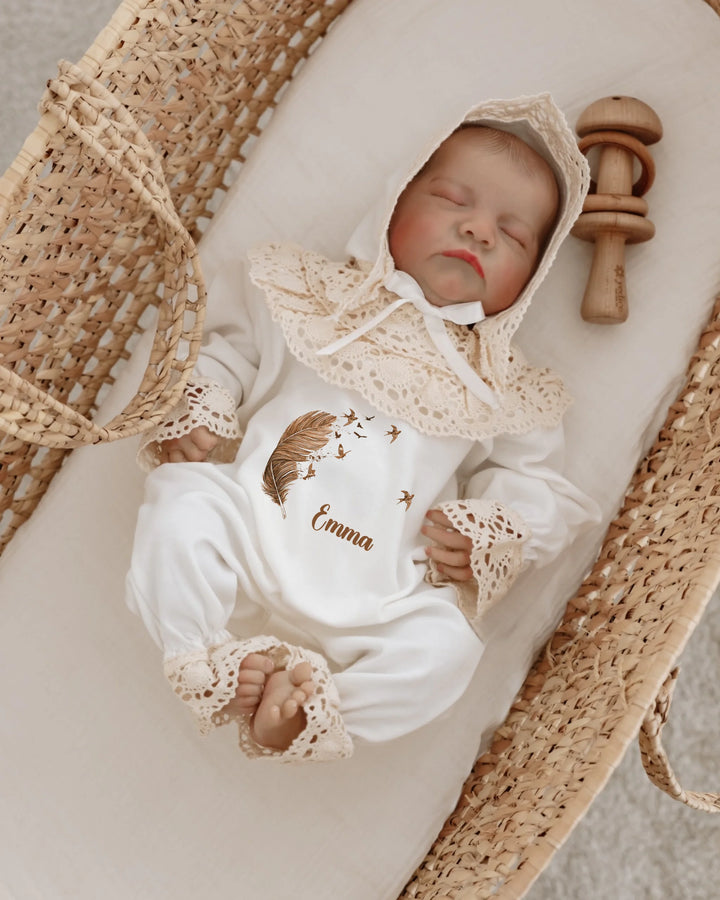 Gepersonaliseerd kanten babypakje met naam Emma, veren- en vogelmotief, perfect voor pasgeboren meisjes.