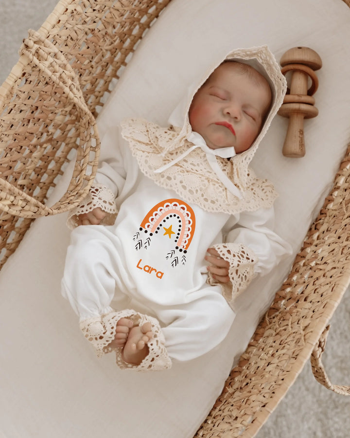 Schattig kanten babypakje met regenboogdesign en gepersonaliseerde naam 'Lara', perfect voor meisjes.