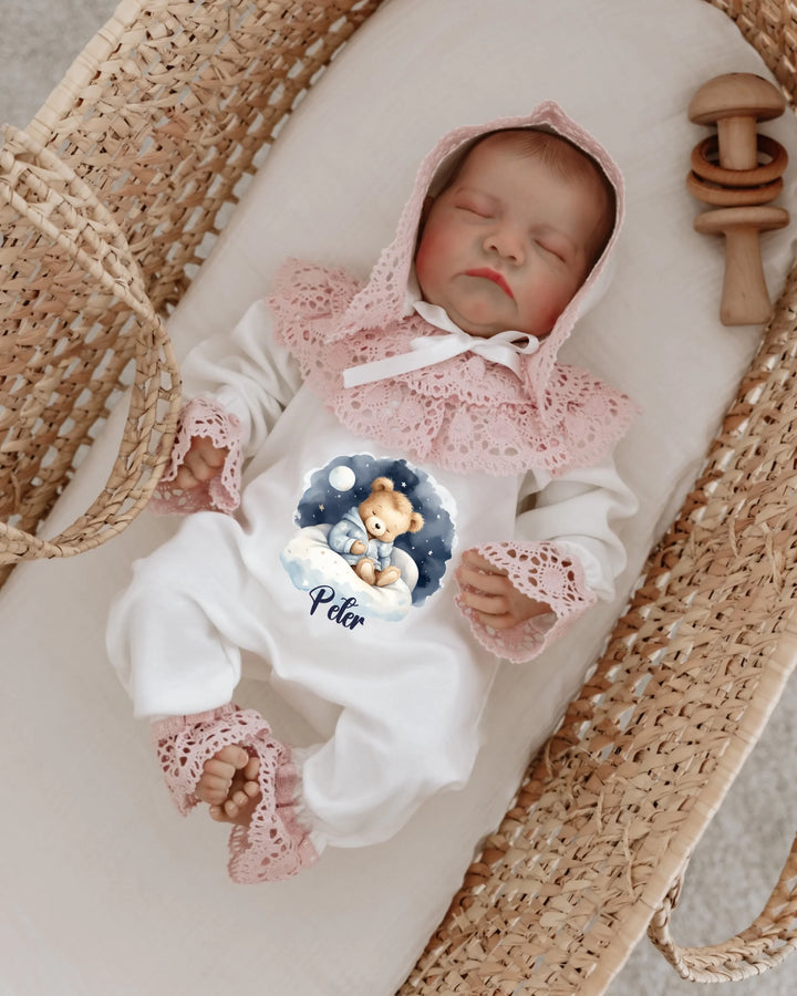 Dromerige teddybeer babypakje met naam Peter, onder sterrenhemel, perfect voor newborn fotoshoots.