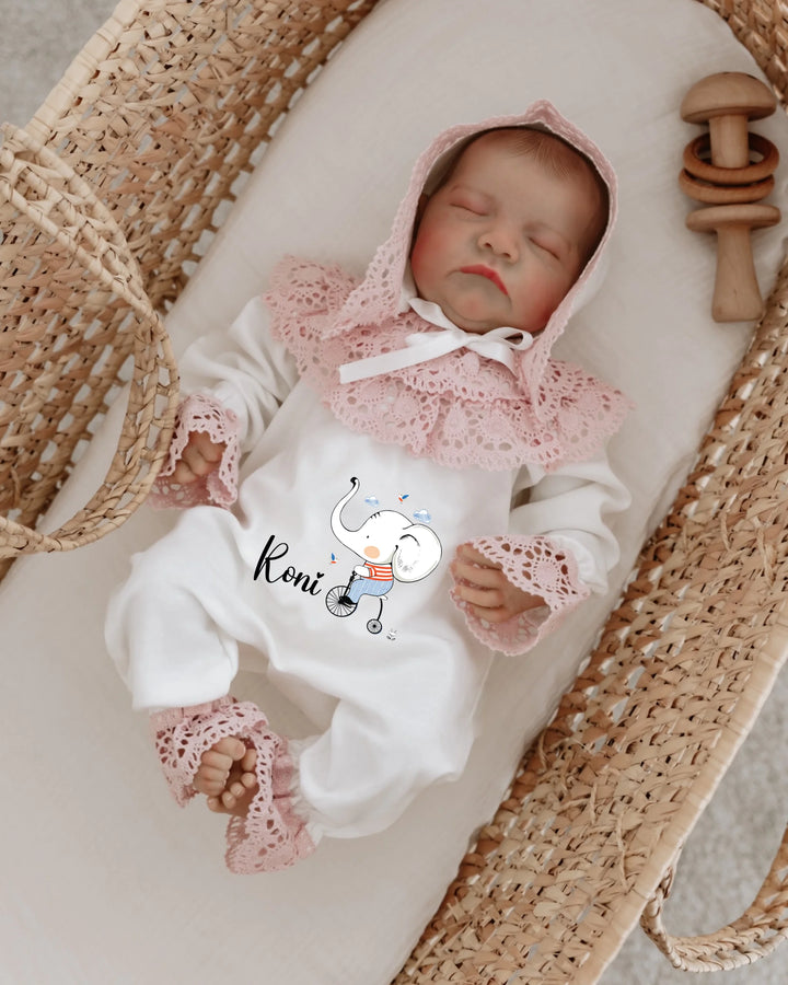 Schattig kanten babypakje met olifant design en naam, comfortabel voor de allerkleinsten.