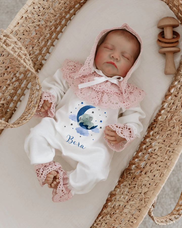 Schattig kant babypakje met blauwe olifant en naam, perfect als geboortepakje voor jongens.