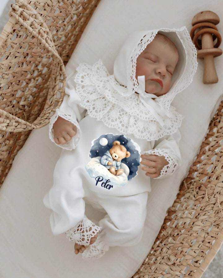 Slapende baby in teddybeer jumpsuit met naam Peter, omringd door een zachte sterrenhemel.