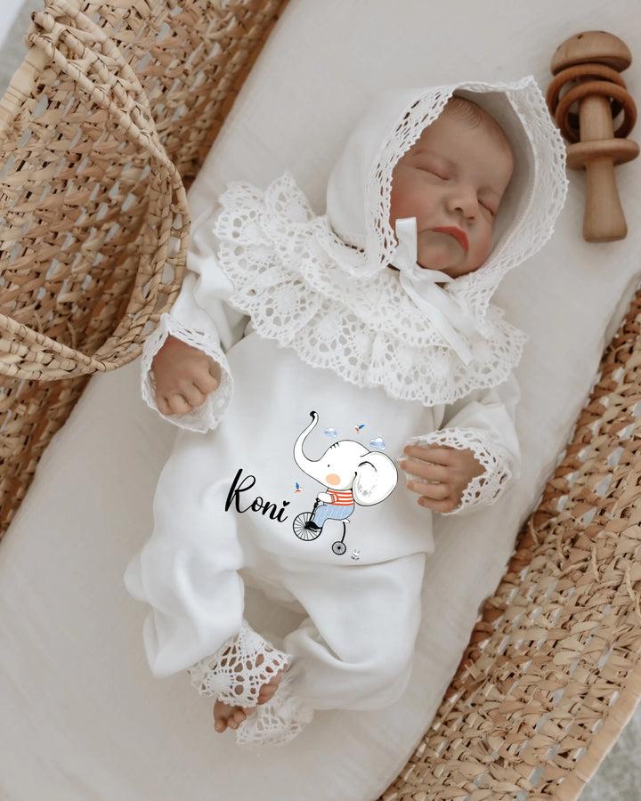 Schoon olifant geboortepakje met naam Roni en kanten mutsje, ontworpen voor baby's comfort en stijl.
