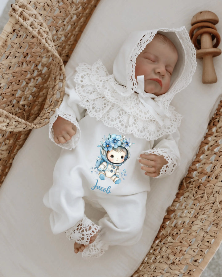 Gepersonaliseerd astronaut babypakje met naam Jacob, schattige kanten details voor jongens.